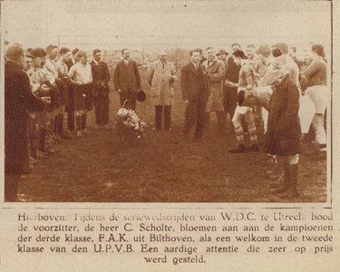 874309 Afbeelding de voorzitter van de Utrechtse voetbalclub W.D.C., C. Scholte, die de tegenstander bij de ...
